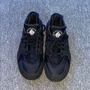 Nike black huarache size 9 women’s